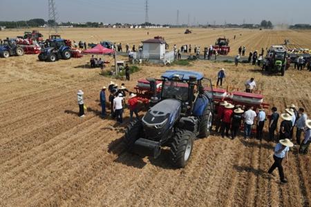 山東省農(nóng)業(yè)機(jī)械技術(shù)推廣站開展玉米高性能播種機(jī)現(xiàn)場驗證演示活動